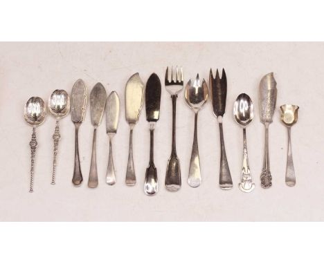 A small collection of loose silver flatware, to include butter knives, teaspoons, various dates and makers, gross weight 6.3o
