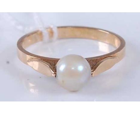 An 18ct gold and single cultured pearl set ring, 2.2g, size J/K