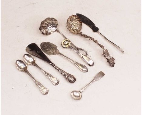 A small collection of miscellaneous items, to include an Edwardian silver handled shoe-horn, silver plated sifting spoon with