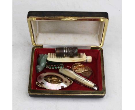 A small collection of miscellaneous items, to include mother of pearl brooch, pocket knife with folding silver blade and moth