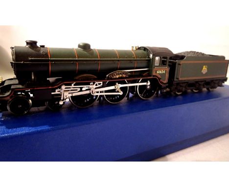 Hornby B17 refinished, 61654 Sunderland, Green Early Crest, detailed in good condition. One nameplate detached but present, t