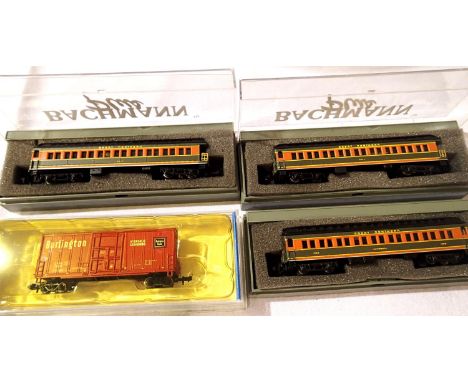 Three Bachmann N Gauge Great Northern coaches and Burlington High Cube boxcar. Very good condition, boxed. P&amp;P Group 1 (£
