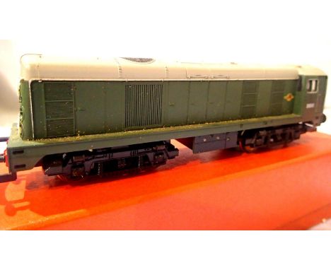 Lima Class 20 Diesel, Green, Late Crest, renumbered D8041, in very good condition, storage wear to box. P&amp;P Group 1 (£14+