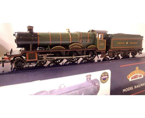 Bachmann Hall class, renamed/numbered Shakenhurst Hall, 4966, GWR Green, in very good to excellent condition, box with wear. 