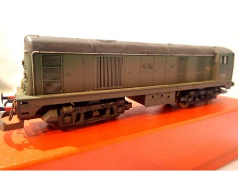 Lima Class 20 diesel, Green, Late Crest, renumbered D8020, heavily weathered, in very good condition, storage wear to box. P&