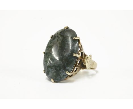 A 9ct gold single stone agate cabochon ring, size S½, London 197417.34g