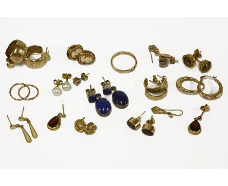 A 9ct gold wedding ring, and fourteen assorted pairs of earrings, to include a pair of gold smokey quartz earrings, tested as