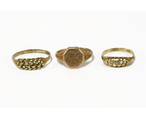 A 9ct gold gentleman's signet ring with engraved octagonal head, Chester 1922, a 9ct gold two row shot ring, and an 18ct gold