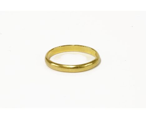 A 22ct gold wedding ring, size L2.77g