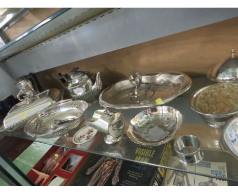 ONE SHELF OF SILVER PLATED ITEMS INCLUDING TEA POT, SERVING DISH AND BOWLS