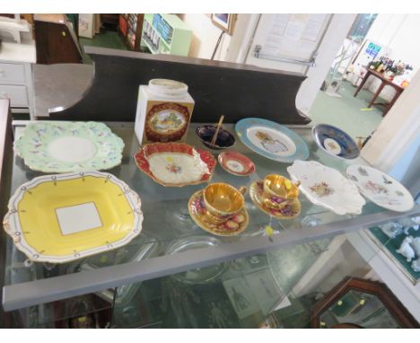 MIXED DECORATIVE CHINA, INCLUDING PAIR OF AYNSLEY GILT CUPS, ROYAL COMMEMORATIVE PLATES AND OTHER CHINA (ONE SHELF)