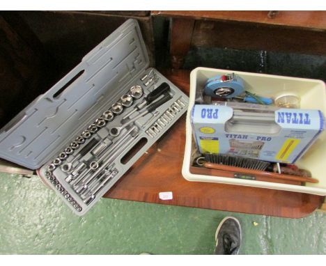 SOCKET SET IN PLASTIC CASE, CASE SET OF DRILL BITS TOGETHER WITH A TRAY OF MIXED HAND TOOLS