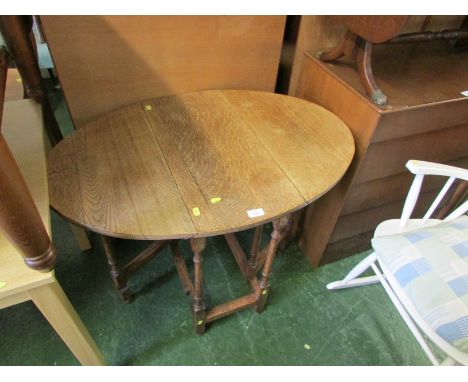 MID OAK GATE-LEG OVAL TABLE ON TURNED SUPPORTS