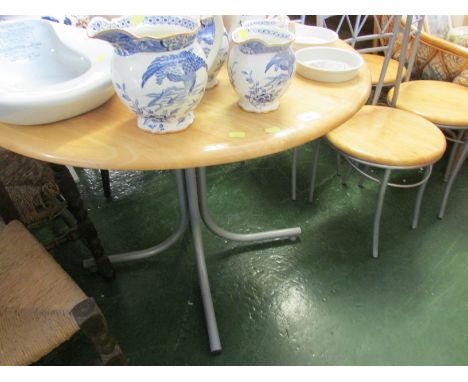 LIGHT WOOD CIRCULAR KITCHEN TABLE AND FOUR CHAIRS, STANDING ON METAL LEGS *