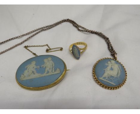 JEWELLERY SET WITH WEDGWOOD BLUE JASPERWARE - A 22CT GOLD RING, A PENDANT MARKED 9CT ON CHAIN, AND AN OVAL BROOCH MARKED 9C