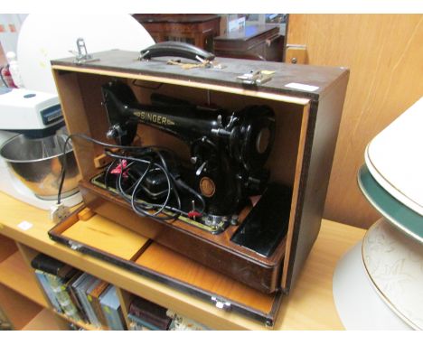SINGER VINTAGE ELECTRIC SEWING MACHINE IN CARRY CASE (NEEDS PLUG)