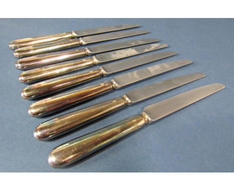 Eight Elizabeth II silver handled knives, Sheffield 1977, by Strickett and Loader 
