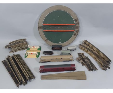 00 gauge model railway items including Lima diesel locomotives D1023 'Western Enterprise' and D1016 'Western gladiator', vari