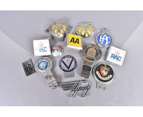 A collection of vintage car badges, to include a Morris Bullnose Club, Buckinghamshire, Triumph, Rolls Royse, Austin, three A