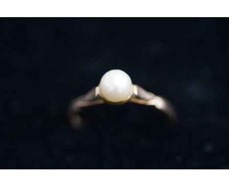 9ct Gold ring set with pearl Size K