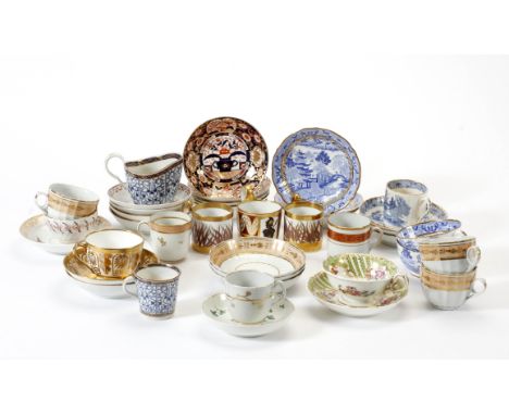 A GROUP OF 18TH AND 19TH CENTURY ENGLISH PORCELAIN TEA AND COFFEE WARE cups and saucers, a Worcester cream jug and further sa