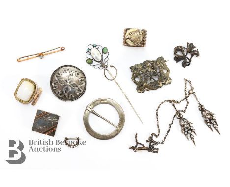 Miscellaneous jewellery, including a silver celtic brooch approx 4 cms diameter; silver and agate brooch, silver and coral br