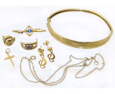 A selection of jewellery stamped 9 and 375, to include a hinged bangle, a blue paste brooch, a pair of 9ct gold treble clef e