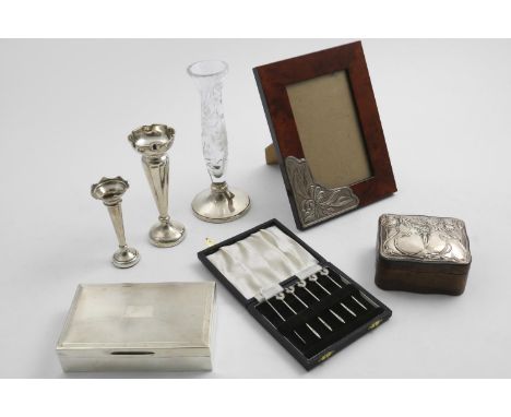 A MIXED LOT:- A contemporary mounted burr-wood photograph frame, a mounted leather jewel box, a cased set of six cocktail sti