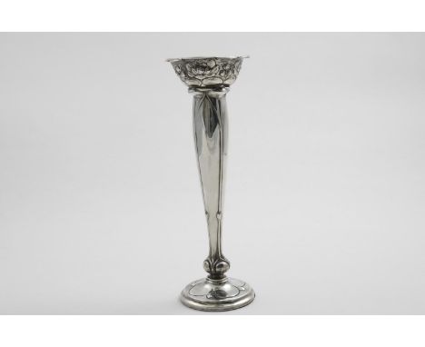 AN EDWARDIAN ART NOUVEAU VASE with embossed floral decoration around the rim, by H. Wilkinson, Sheffield, 1905 (loaded);  10.