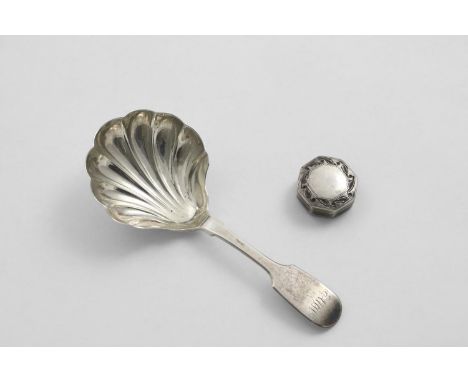 A SMALL GEORGE III OCTAGONAL VINAIGRETTE with border engraving by Samuel Pemberton, Birmingham 1803 and a Victorian caddy spo