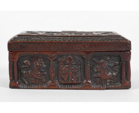 TREEN:- AN INTERESTING SNUFF BOX possibly yew-wood, the cover carved with a lion and unicorn each standing on a cannon, the s
