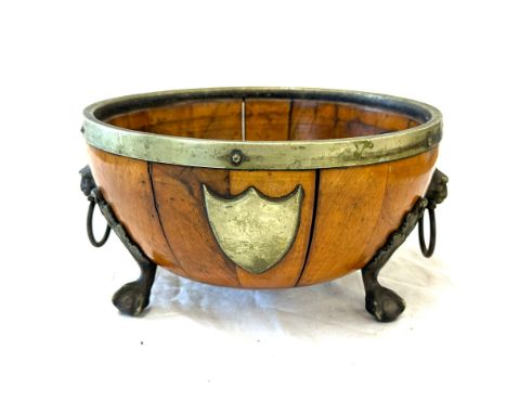 Vintage 3 legged brass and fruit wood 2 lion handled fruit bowl, measures approximately 5.5 inches tall 9.5 inches wide