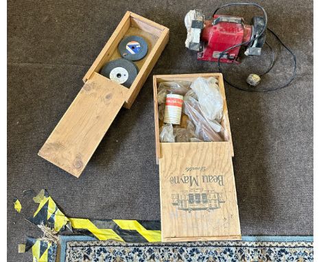 Bench grinder with discs and polish soap, working order 