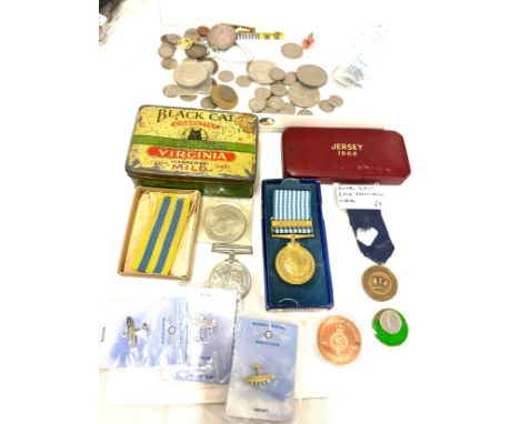 Tray of vintage and later collectable items includes medals, coins, tins etc,&nbsp;name on Korean medal 22795702 CFN R Jones.