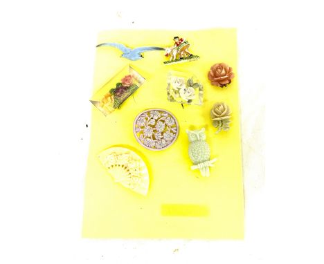 Large selection of vintage and later brooches 