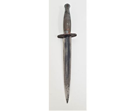 FS BRITISH FIGHTING KNIFEwith a stiletto blade and ribbed grip marked with the Broad Arrow, blade length 17.3cm 