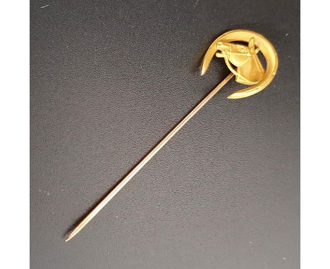 UNMARKED GOLD STICK PINthe finial with horse head and horseshoe decoration 