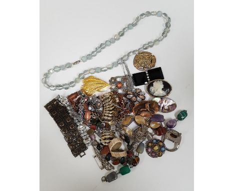 INTERESTING SELECTION OF VINTAGE COSTUME JEWELLERYincluding a pearl and crystal set necklace and matching bracelet, an agate 