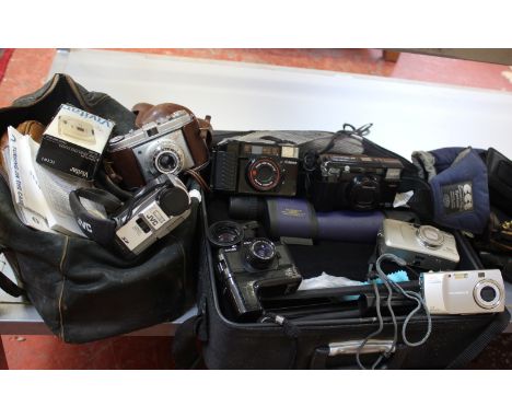 A group of vintage cameras to include Vivitar, JVC and Canon 