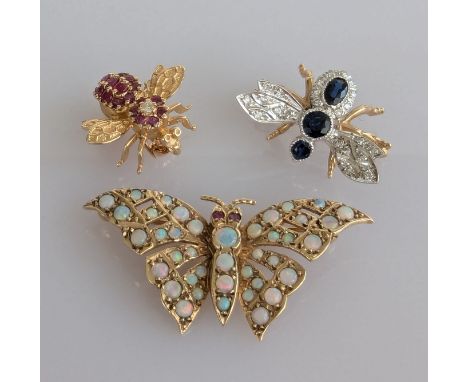 A ruby and diamond decoration figural lapel brooch of a bee on a yellow gold setting, 20 x 18mm, stamped 585/14k, 3g; a 9ct g