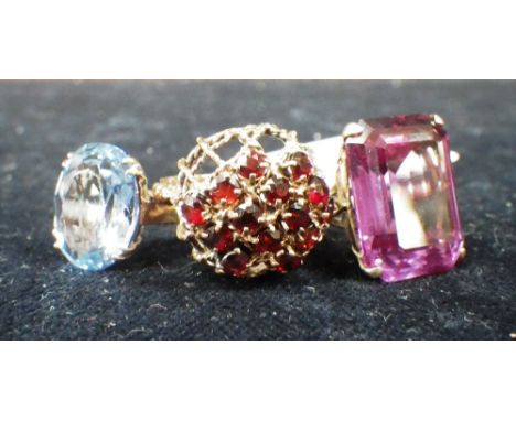 A large emerald-cut colour change synthetic Corundum dress ring, a garnet-set cluster ring and a blue stone ring (3)