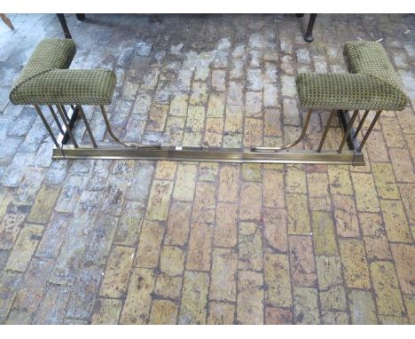 A brass extending club fender, extended 163cm wide, 48cm tall x 42cm deep, in generally good condition, closes to 130cm 