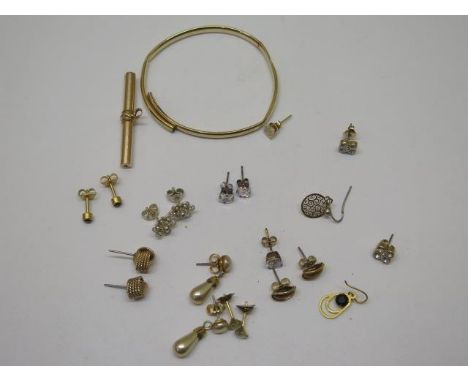 An assorted lot of earrings, part watch chain and broken bangle 