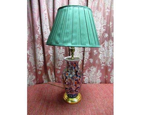 Japanese Imari table lamp, the fluted baluster body all-over decorated with profuse foliage, on stepped circular gilt wooden 