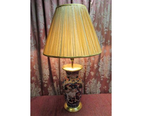 Japanese Imari table lamp, the baluster body decorated with fans and profuse foliage in typical palette, stepped giltwood bas