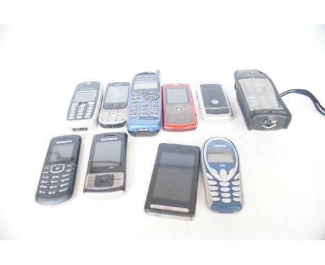 Collection of vintage mobile phones 