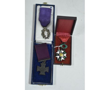 Legion d'Honneur (Legion of Honour) French order of merit, Chevalier (Knight), in enamel, yellow and white metal, on red ribb