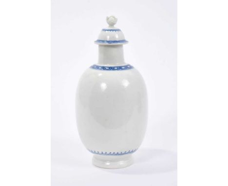 Worcester blue and white tea canister, circa 1770-75, with patterned borders and a flower finial to the lid, total height 16c