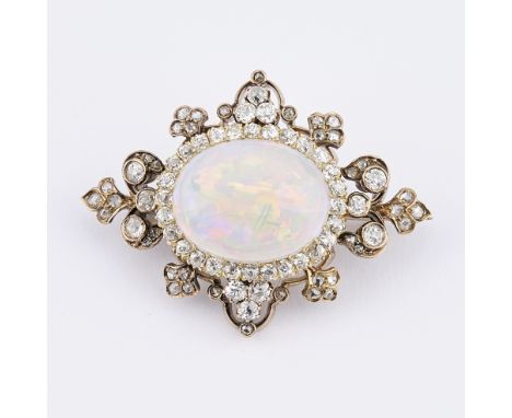 Brosche, GG 750, zentraler Opal ca. 5.0 ct., gerahmt von Altschliffdiamanten und Diamantrosen zus. ca. 1.30 ct., Trocknungsri