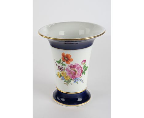 Vase, Meissen, Schwertermarke, 1. Wahl, bunte Blumen auf weißem Fond, königsblaue Reifen, Goldrand, Trompetenform, 19.2 cm ho